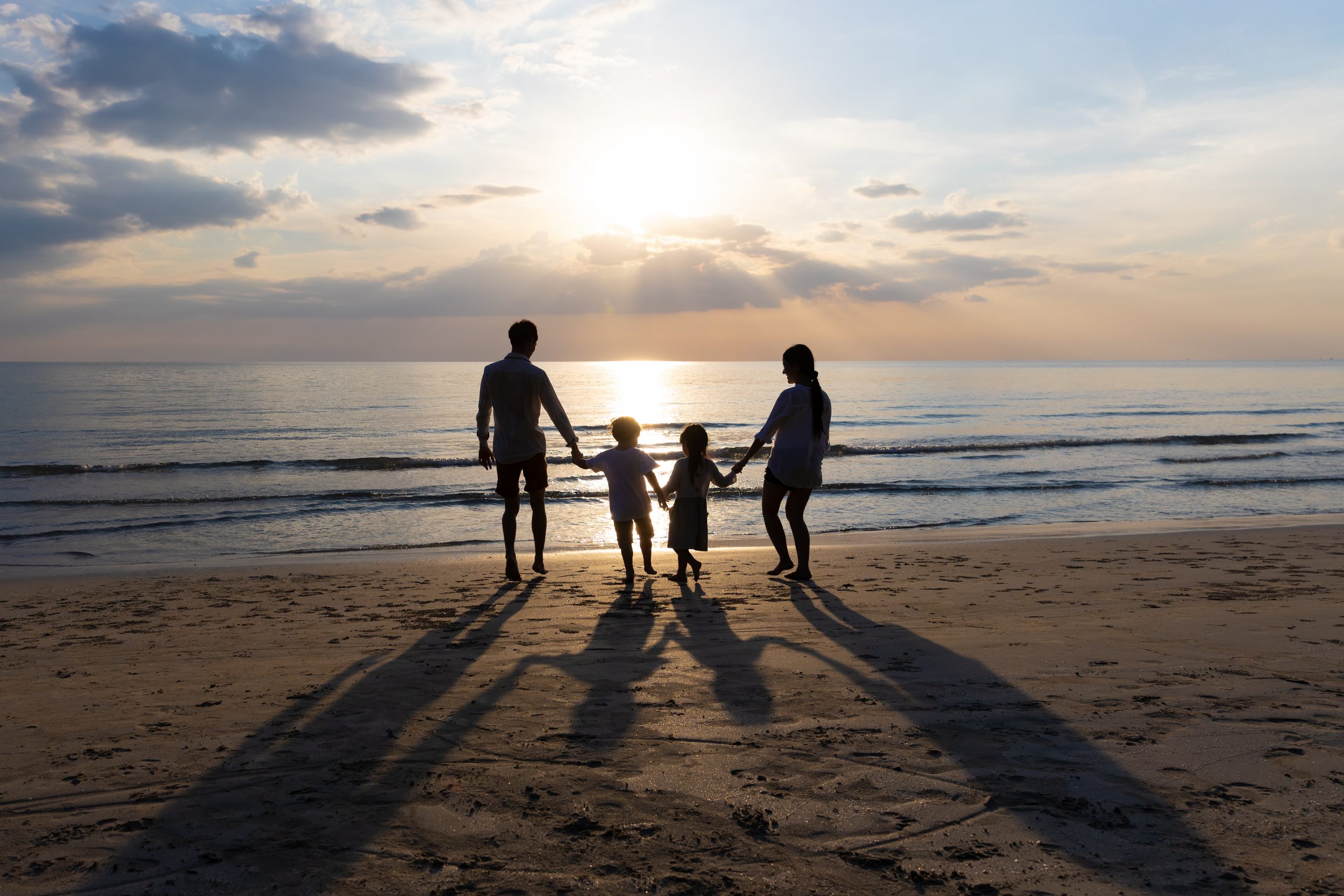 Фото семьи на море на закате